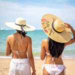 Firefly_パタヤのビーチで日傘や帽子を使う観光客 941167