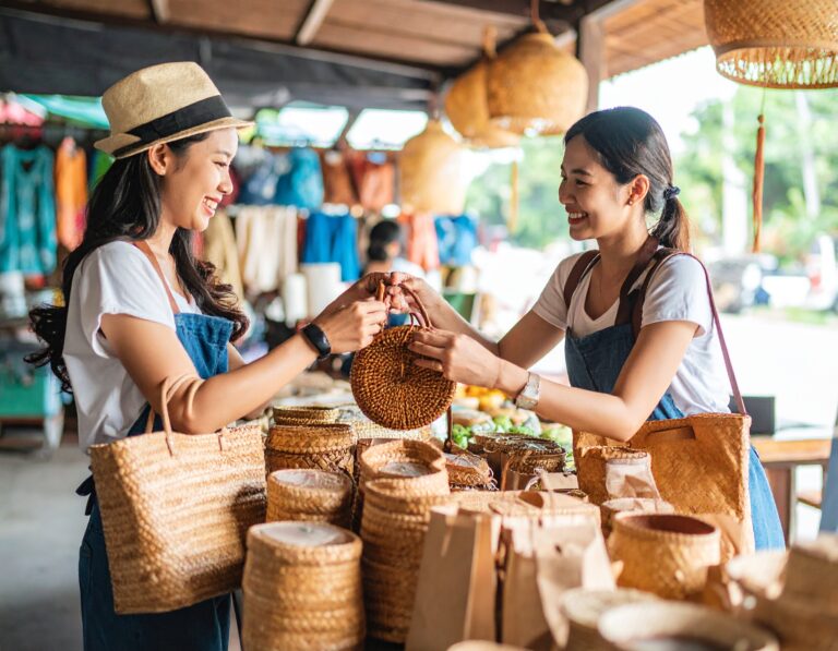 Firefly_タイで観光客が値段交渉をしている様子や、笑顔で袋を持ち帰るシーン 989372
